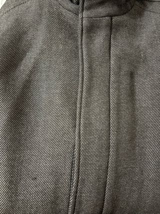 Abrigo caballero gris con diseño de sutiles rayas