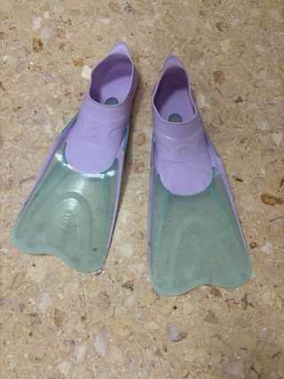 Aletas de natación moradas. tallas 32 a 33