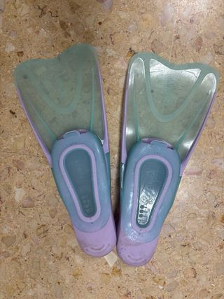 Aletas de natación moradas. tallas 32 a 33