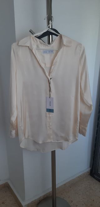 Camisa o blusa satinada. Nueva sin estrenar y con
