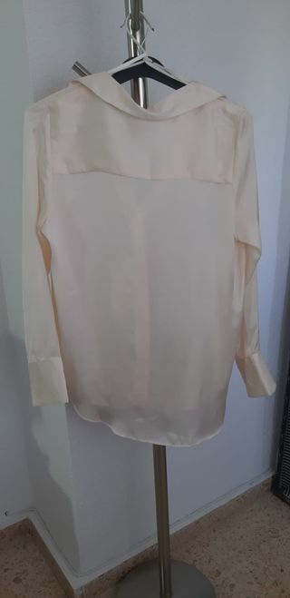 Camisa o blusa satinada. Nueva sin estrenar y con