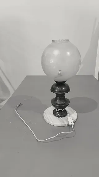 Lámpara de mesa base mármol y madera