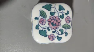 Caja de cerámica con flores