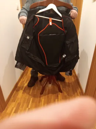 Chaqueta de moto negra y gris