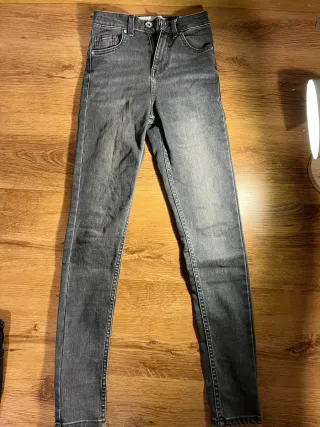 Pantalón gris Bershka talla 32