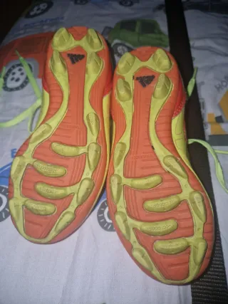 Zapatillas Adidas Fútbol Talla 28 + Espinilleras