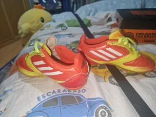 Zapatillas Adidas Fútbol Talla 28 + Espinilleras
