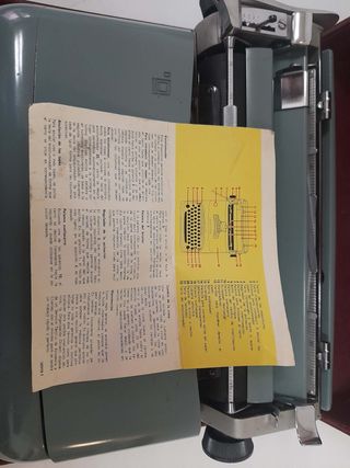 Máquina de escribir Olivetti Studio 44 con maletín