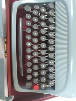 Máquina de escribir Olivetti Studio 44 con maletín