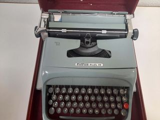 Máquina de escribir Olivetti Studio 44 con maletín