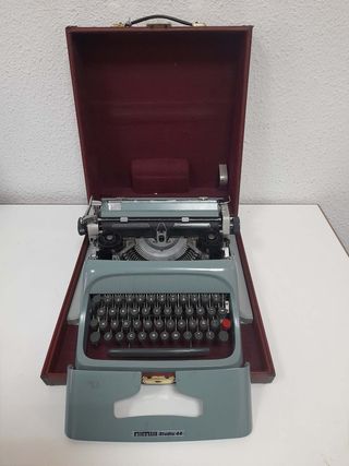 Máquina de escribir Olivetti Studio 44 con maletín