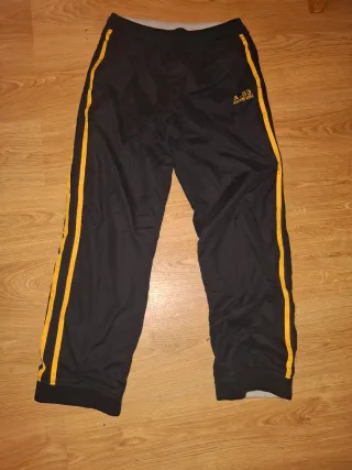 Pantalón deportivo negro con rayas