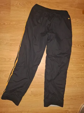 Pantalón deportivo negro con rayas