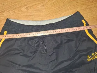 Pantalón deportivo negro con rayas