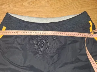 Pantalón deportivo negro con rayas