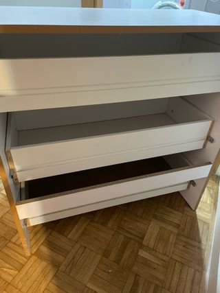 Mueble cajonero blanco de madera