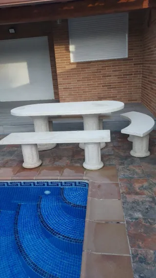 Mesa y bancos de piedra para jardín
