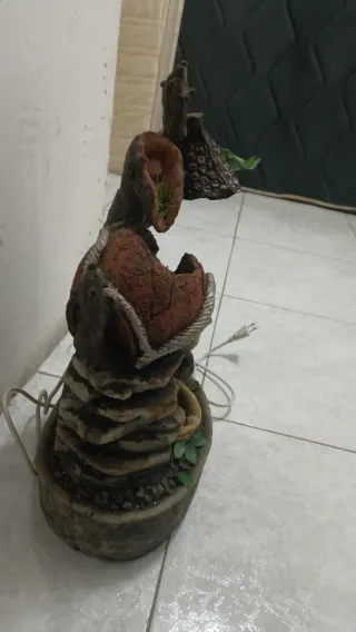 Fuente de agua decorativa con molino