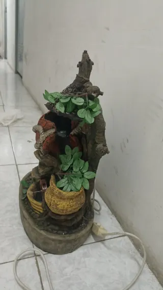 Fuente de agua decorativa con molino