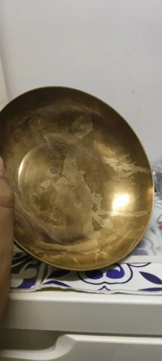 Taza de bronce dorado con relieve