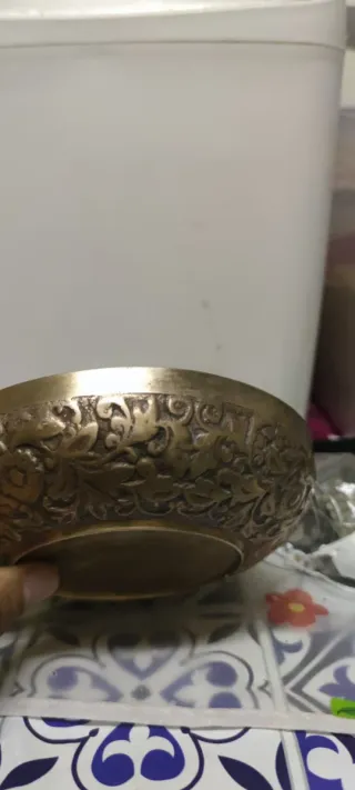 Taza de bronce dorado con relieve