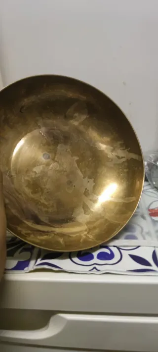 Taza de bronce dorado con relieve