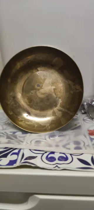 Taza de bronce dorado con relieve