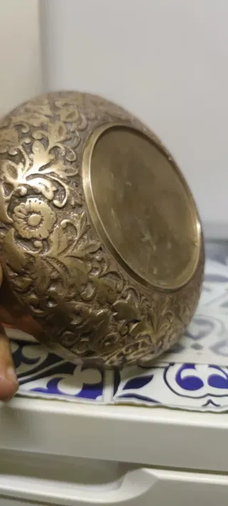 Taza de bronce dorado con relieve