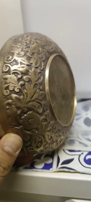 Taza de bronce dorado con relieve