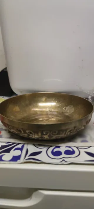 Taza de bronce dorado con relieve