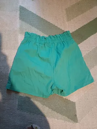 Shorts verdes con cintura elástica
