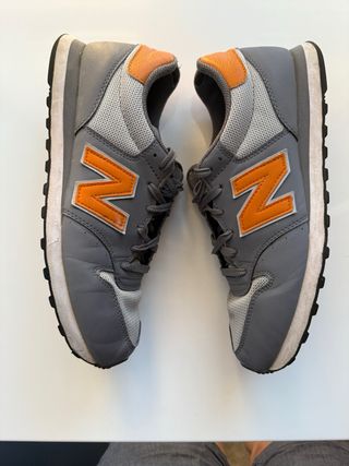 Zapatillas New Balance grises y naranjas