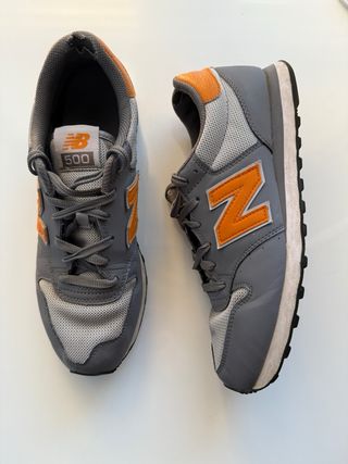 Zapatillas New Balance grises y naranjas