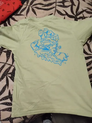 Camiseta verde con estampado de mano y calavera