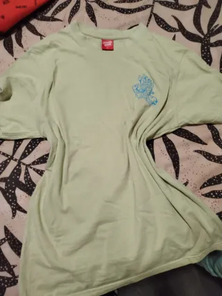 Camiseta verde con estampado de mano y calavera