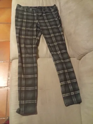 Pantalones de cuadros grises y blancos