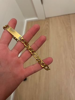 Pulsera de eslabones dorada con placa