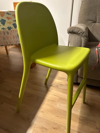 Silla alta verde IKEA 10€. Cada una.
