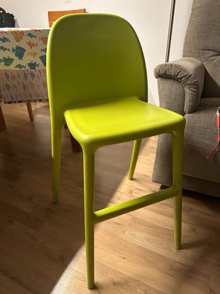 Silla alta verde IKEA 10€. Cada una.