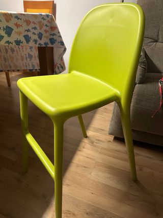 Silla alta verde IKEA 10€. Cada una.