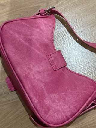 Bolso rosa con hebilla y detalles