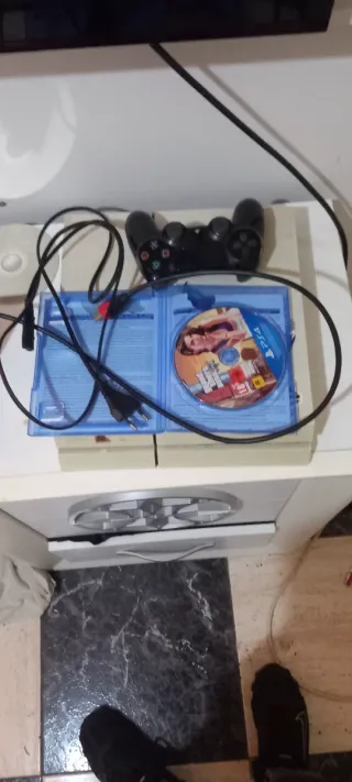 PS4 Blanca + Mando, Cables y Juegos
