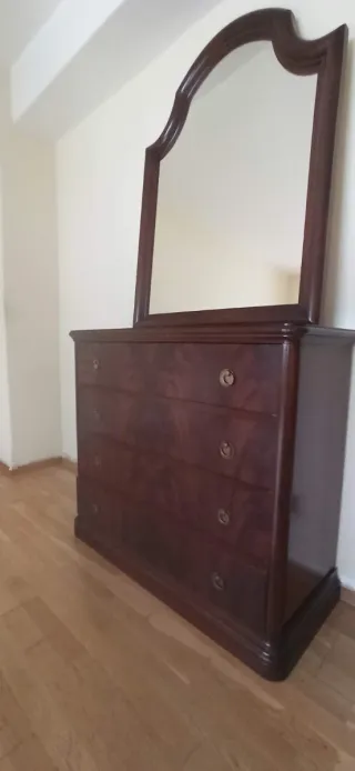 Cómoda de madera clásica con espejo