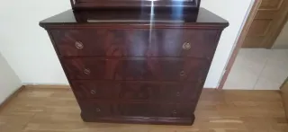 Cómoda de madera clásica con espejo