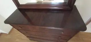 Cómoda de madera clásica con espejo