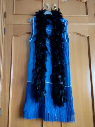Traje Charleston azul con plumas