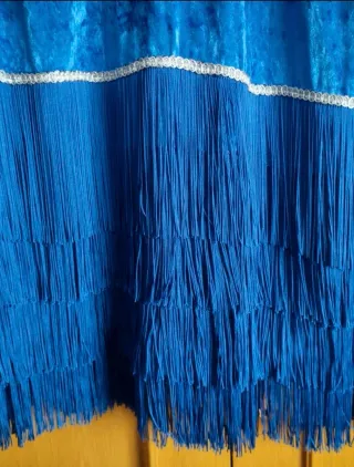 Traje Charleston azul con plumas