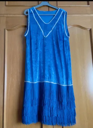 Traje Charleston azul con plumas