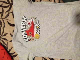 Camiseta Converse gris con estampado