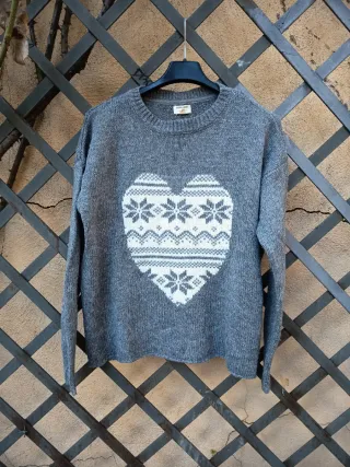 Jersey gris con corazón blanco